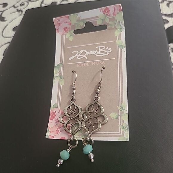 2 Queen B's Earrings - Picture 1 of 3